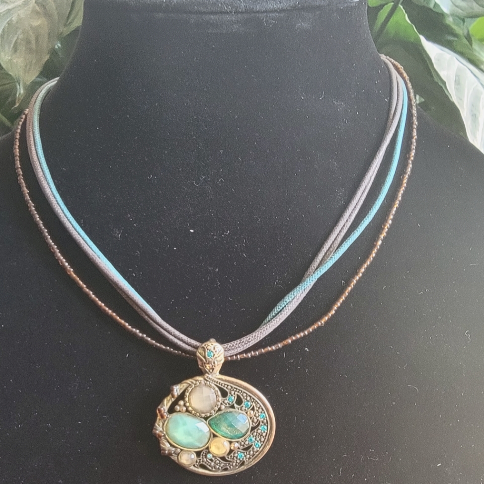 Vtg Brass Jeweled PendantChoker Necklace Vtg Brass Jeweled PendantChoker Necklace